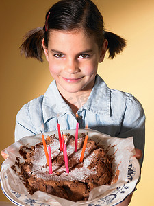 走神摄影照片_拿着生日蛋糕的女孩