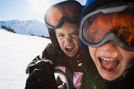 儿童群像摄影照片_戴着滑雪头盔和护目镜的儿童