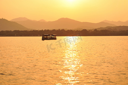 日落时分在湖面上划船杭州中国