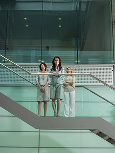 三个女人站在楼梯上
