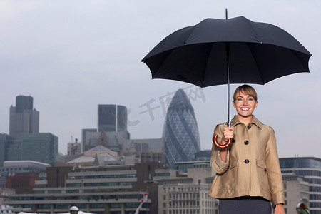 打着伞的女人城市风光