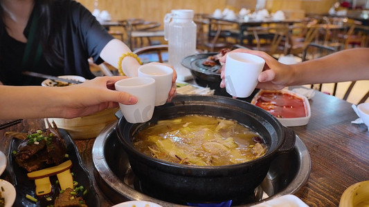 饭店吃饭聚会聚餐碰杯干杯实拍