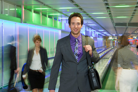 走路中的男性摄影照片_机场的生意人走路开心