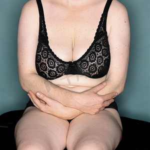 免费下载一个年轻女人身穿比基尼跪在床上个人vip和企业vip免费下载可