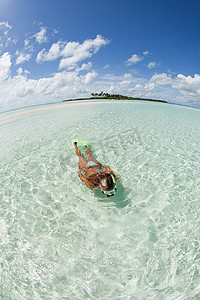 女子浮潜马尔代夫拉木环礁卡德胡岛