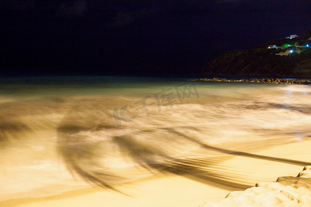 夜晚海滩上的棕榈影加勒比海圣马丁的荷兰一侧