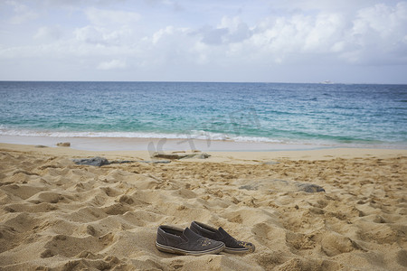 海滩上的一双鞋