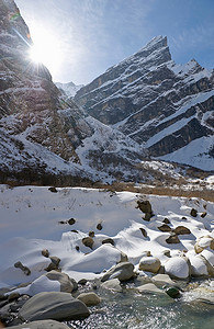 雪山景观中的河流