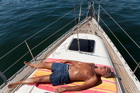 帆软摄影照片_年长的男子在帆船上放松