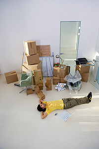 松鹤中国风名片摄影照片_男子躺在新办公室的地板上