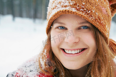 一位年轻的女士在雪天微笑