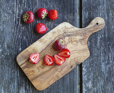俯瞰木质砧板上的新鲜草莓