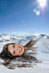 躺在雪地里的女人微笑着