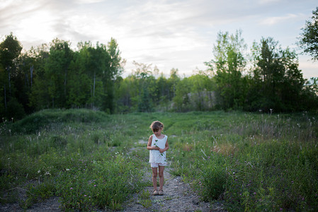 加拿大不列颠哥伦比亚省温哥华草地上的小女孩