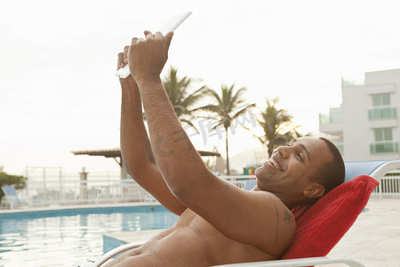巴西里约热内卢一名中年男子在酒店泳池边自拍