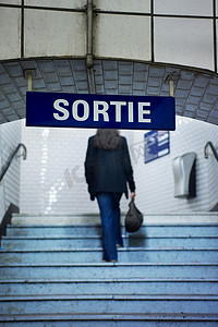 一名女子正在爬火车站楼梯