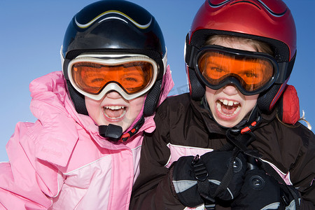 穿着滑雪装备的年轻女孩的肖像