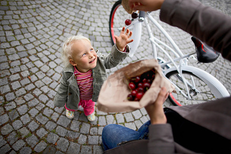 小女孩想吃樱桃
