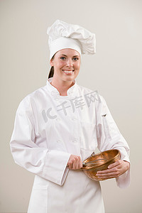 面带微笑的厨师拿着搅拌碗