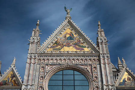 壁画雕刻摄影照片_锡耶纳大教堂上华丽的雕刻