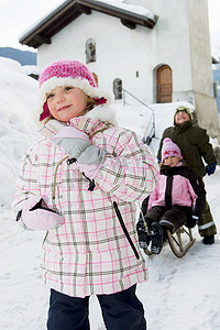 户外攀登摄影照片_孩子们在雪地里玩雪橇