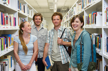 图书馆里的四个年轻学生