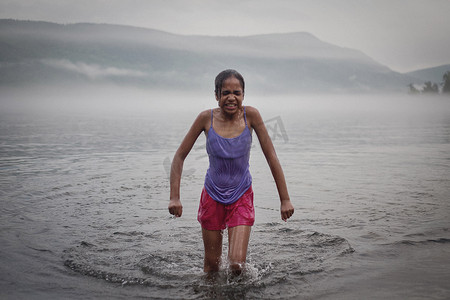 美国纽约乔治湖暑假出水的冷女孩