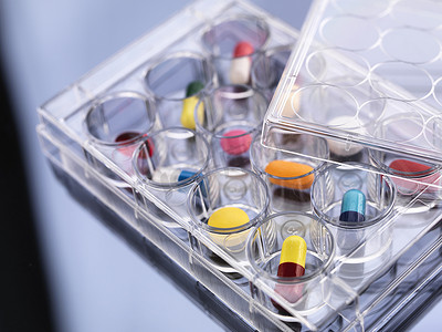 药瓶摄影照片_药学研究实验室测试用多孔托盘中的各种药物