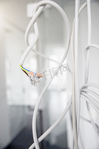 挂在新办公室天花板上的网络连接插头和电源线的特写