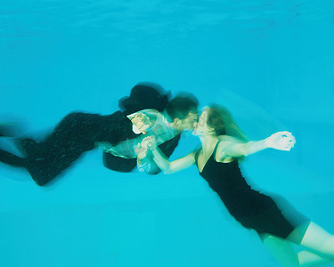 一对情侣在泳池里接吻