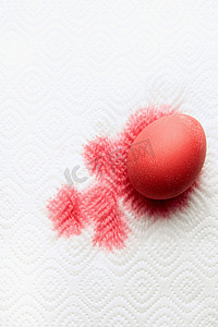 涂满红色油漆的鸡蛋