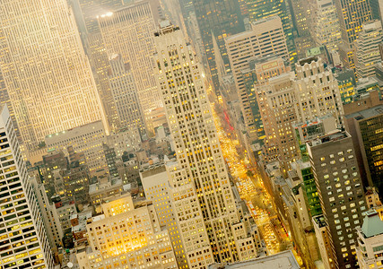 从美国纽约市帝国大厦俯瞰第五大道