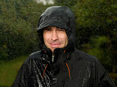 下着雨摄影照片_一个男人被雨淋湿了