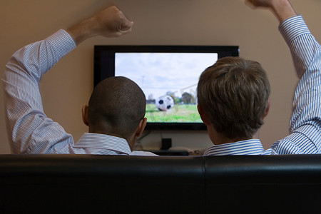 男人在电视上看足球比赛