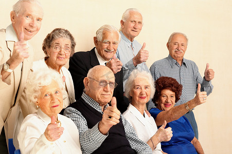 高龄女性摄影照片_老年人竖起大拇指