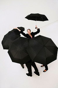 龙王降水摄影照片_拿着雨伞的喜气洋洋的妇女下雨了