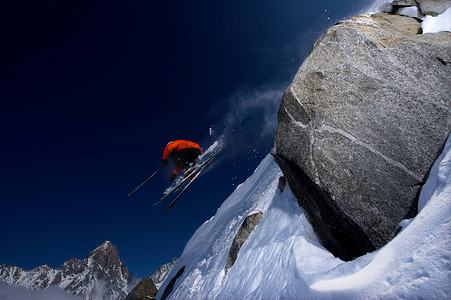滑雪者跳过陡峭的山面