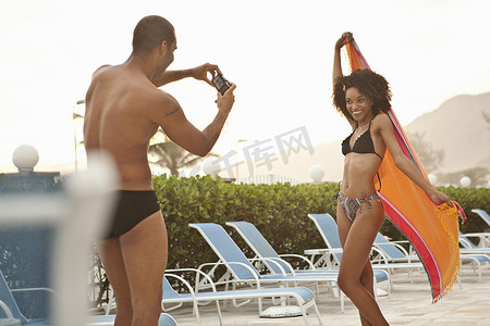 巴西里约热内卢一名年轻女子在酒店泳池边被男友拍照
