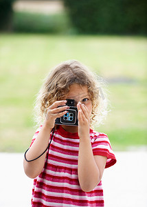 一名年轻女孩在拍照