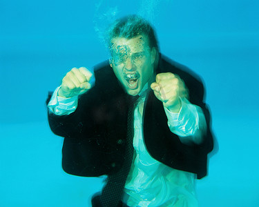 少儿搏击格斗写真摄影照片_一名男子在水下战斗