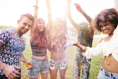 节日上的一群朋友身上覆盖着五颜六色的粉末涂料