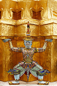 东南亚建筑摄影照片_装饰黄金建筑的华丽雕像