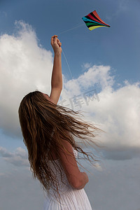 一名女子放风筝