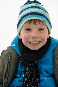 雪地里的男孩肖像