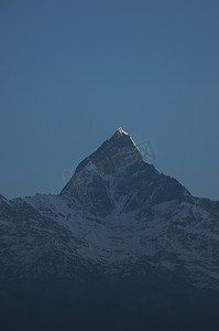 暮暮摄影照片_尼泊尔黑暗中的白雪覆盖的山峰