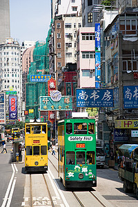 商业标志摄影照片_香港街道上的电车