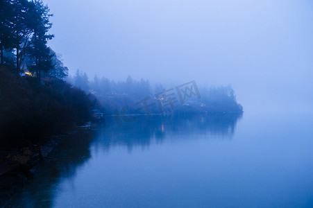 美国华盛顿州西雅图普吉特湾海滨的迷雾景观