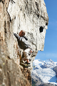户外攀登摄影照片_男子攀岩上萨瓦法国