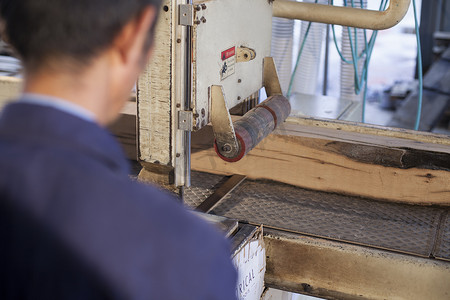 木匠在江苏工厂里做木地板中国