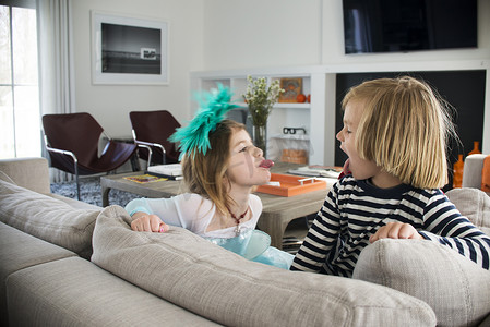 家庭时间摄影照片_孩子们互相吐舌头